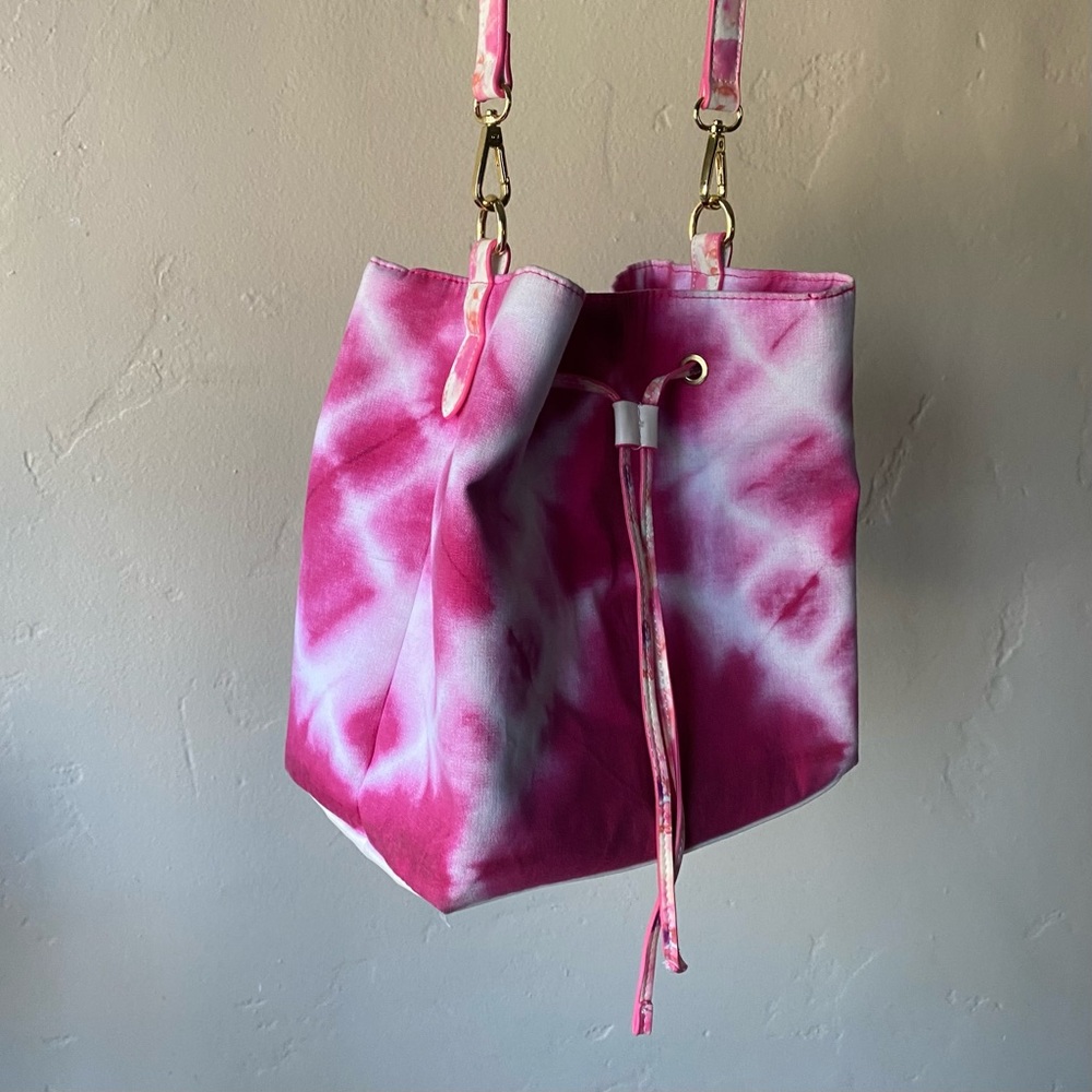 Estée Lauder Pink Tie-Dye Bucket Bag - Picture 3 of 9